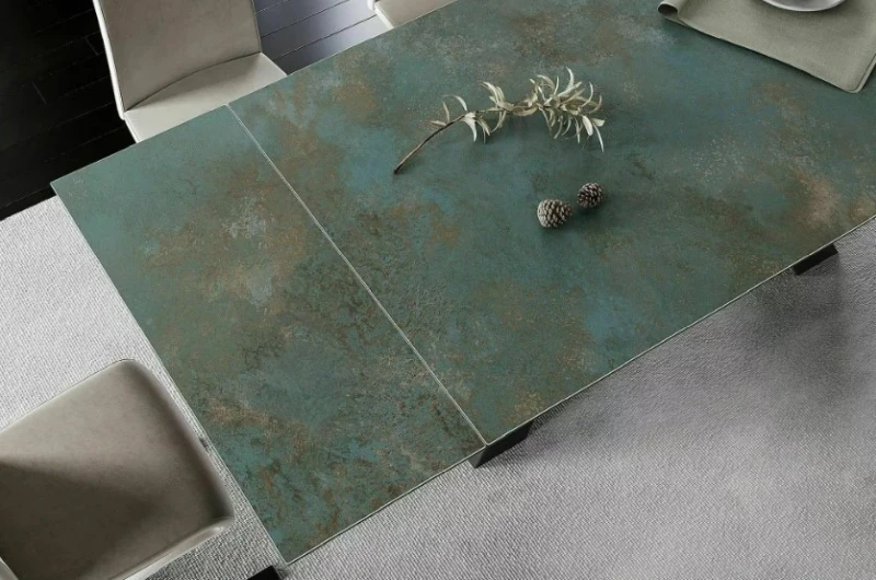 Stół Salvador Ossido Verde jako przykład stołu ceramicznego z nietypowym kolorem blatu